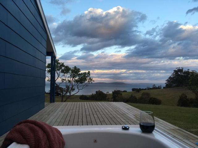 The Woolshed And Farmhouse Blue, Bruny Island Barnes Bay Eksteriør billede
